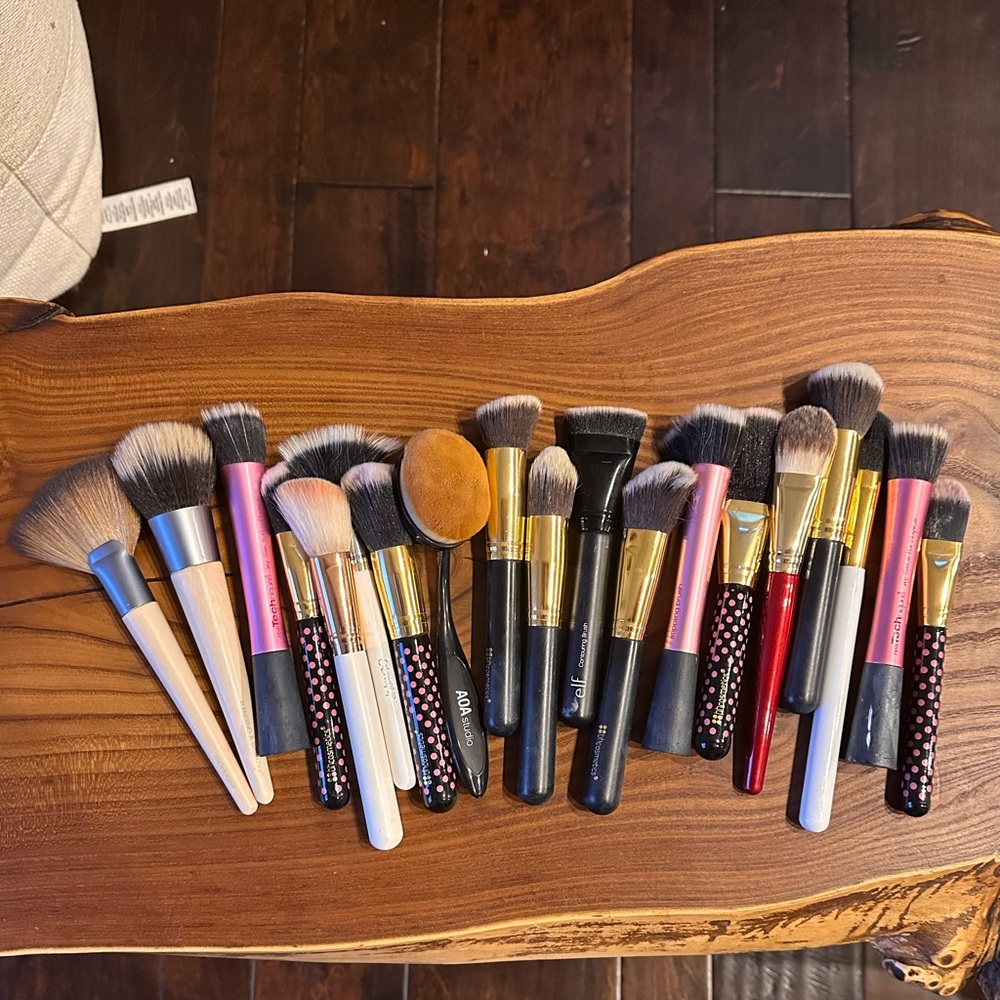 Assorted makeup brushes
